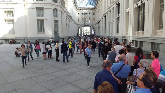 Visitantes que acuden al día de puertas abiertas del Ayuntamiento de Madrid