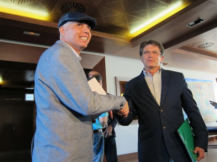 Gómez (C's) y Jódar (PP) se estrechan la mano