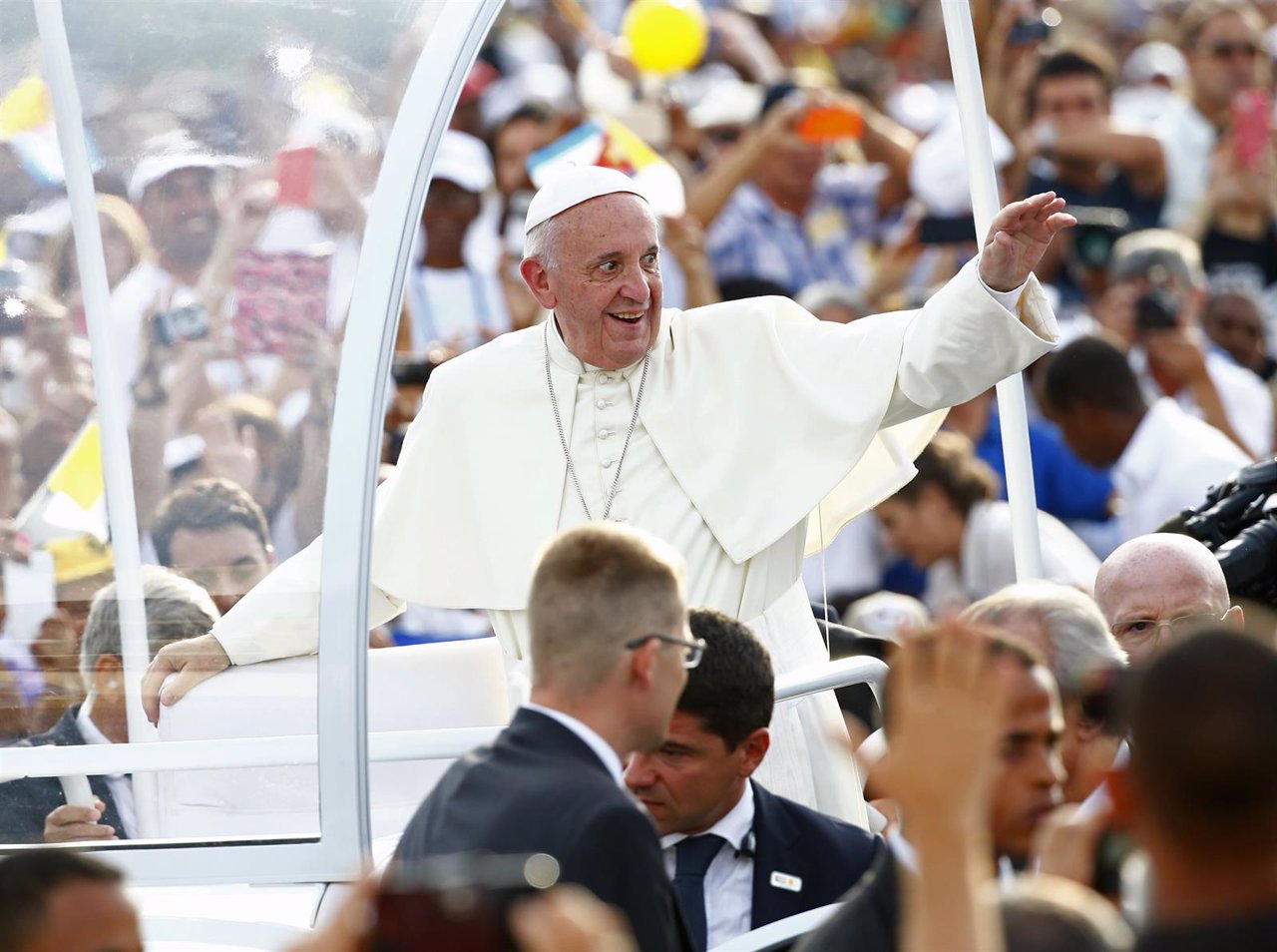 El Papa Francisco en el Papamóvil en La Habana