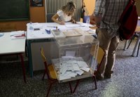 Las encuestas a pie de urna pronostican una ajustada victoria de SYRIZA