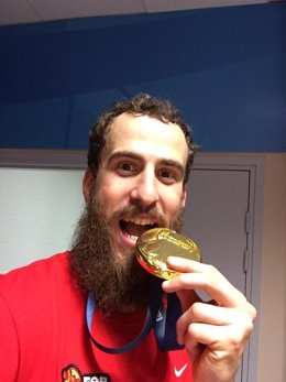 Sergio Rodríguez con la medalla de oro del Eurobasket