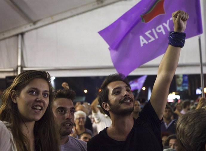 Simpatizantes de SYRIZA celebrando con una bandera la victoria elecotoral