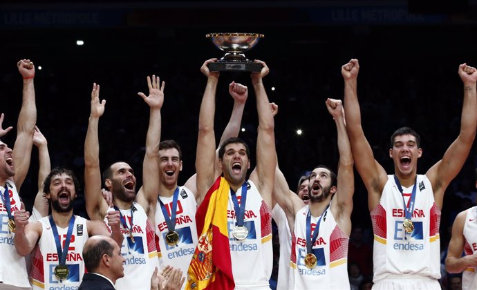 Felipe Reyes levanta al cielo de Lille el Eurobasket de 2015