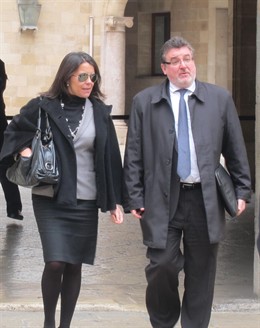 María Umbert, junto al abogado Miquel Arbona