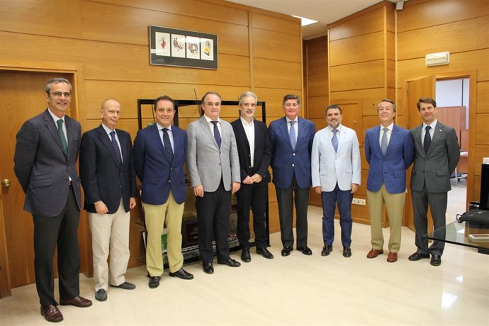Reunión de Alonso con el Consejo de Colegios de Farmacéuticos