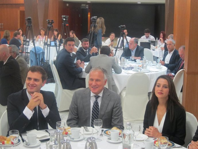 Albert Rivera (C's), Jorge Bou (Empresaris de Catalunya) e Inés Arrimadas (C's)