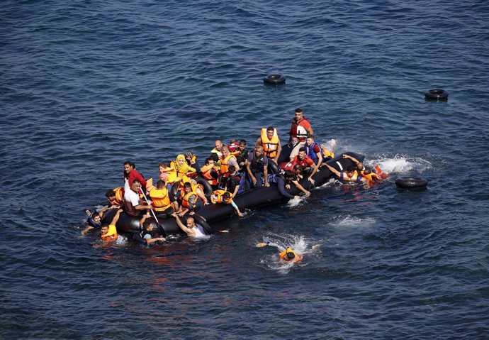 Refugiados llegando en una embarcación a Lesbos