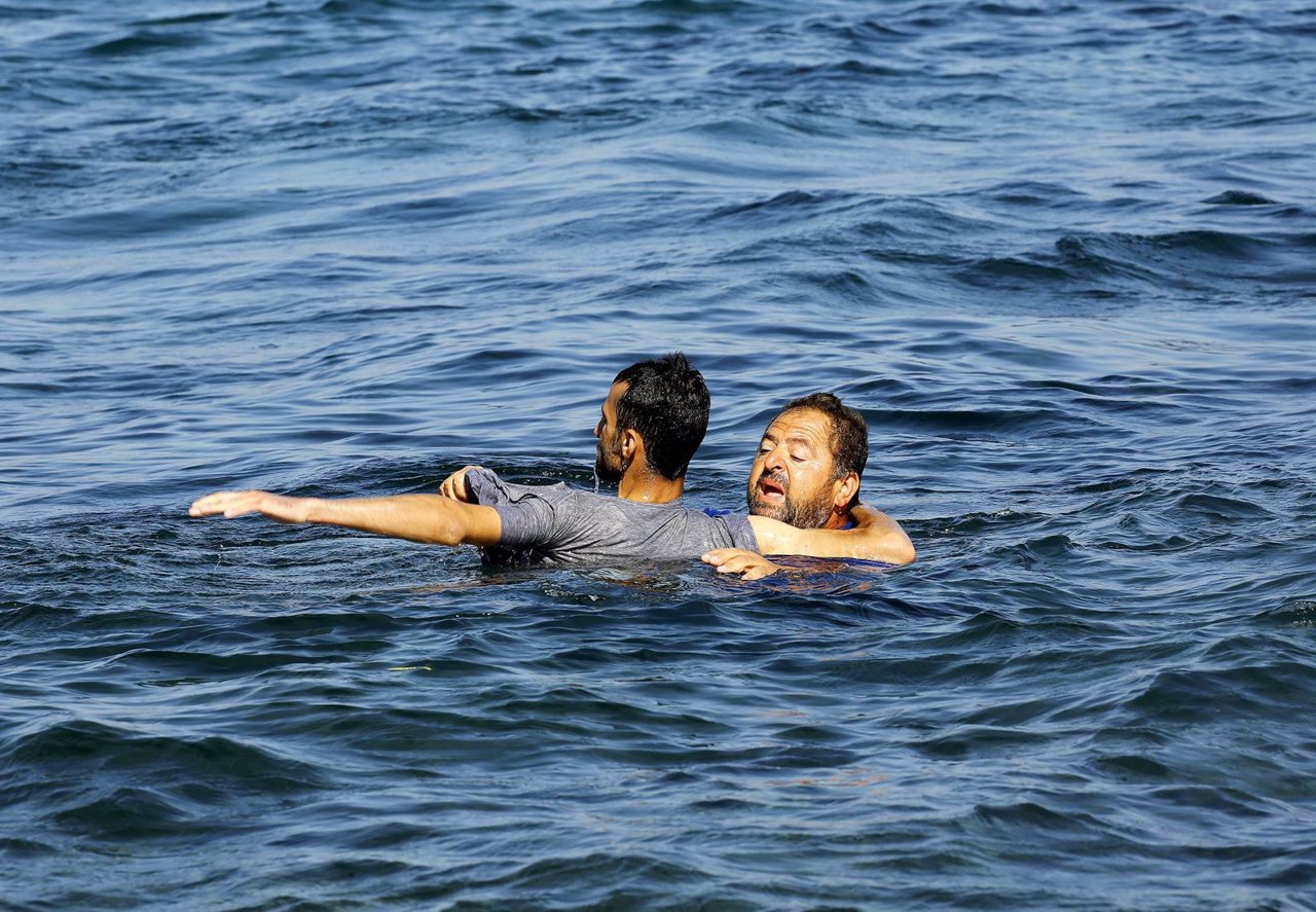 Un griego salva a un refugiado afgano de morir ahogado en el egeo