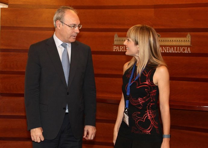 El presidente del Parlamento y la secretaria general de UGT-A, Carmen Castilla