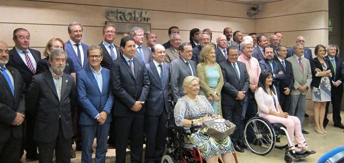 Imagen de los firmantes del acuerdo a favor de la llegada "inmediata" del AVE