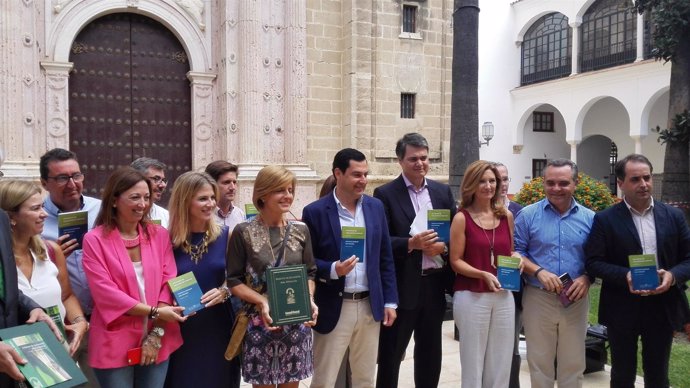 Juanma Moreno y diputados del PP-A en el Parlamento