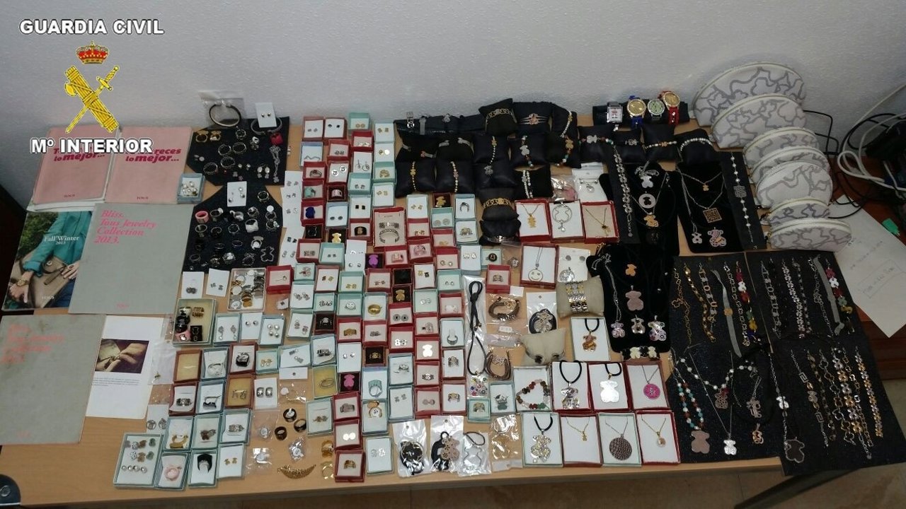 Objetos incautados por los agentes en el mercadillo