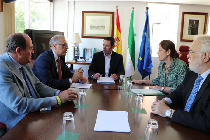 Reunión entre la Junta y Consejo Andaluz de Colegios Oficiales de Veterinarios
