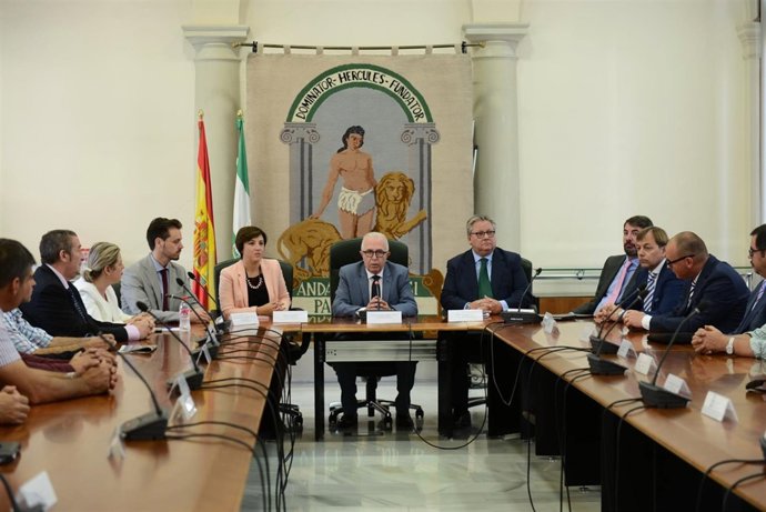 El consejero de Empleo, José Sánchez Maldonado, con alcaldes del Marquesado