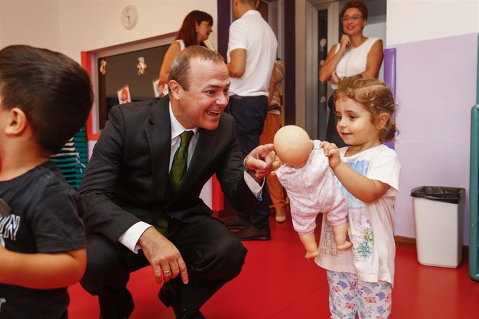 Hidalgo visita una escuela infantil