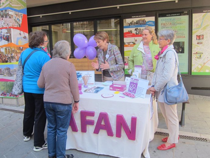 Mesa instalada por AFAN en Pamplona con motivo del Día Mundial del Alzheimer