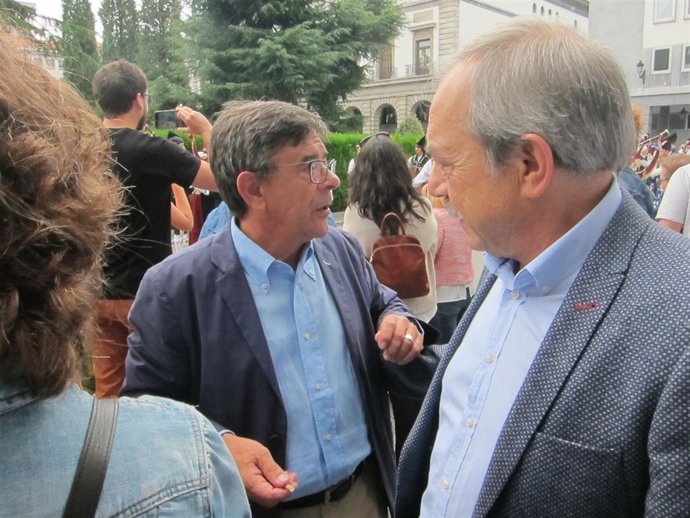 Sánchez Ramos (izquierda), con el alcalde, Wenceslao López. 