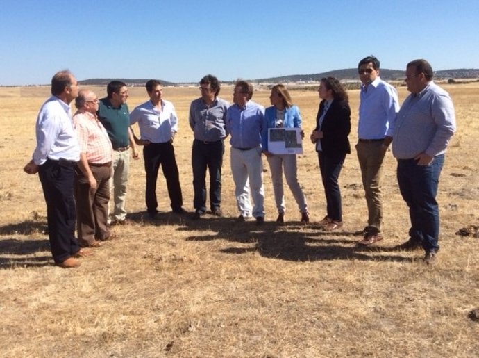 Dirigentes del PP y colectivos sociales visitan los terrenos del aeródromo de CC