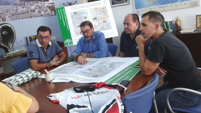 Valdivielso (c) con miembros de la asociación presenta la actuación en la A-6050