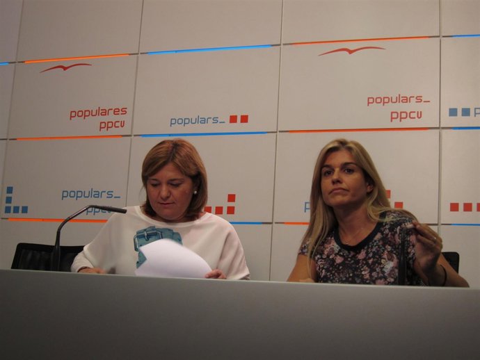 Isabel Bonig y Eva Ortiz en una rueda de prensa