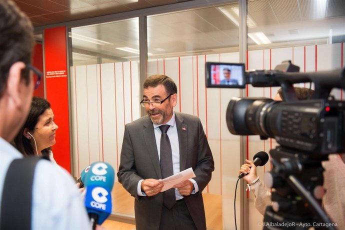 El alcalde de Cartagena, José López Martínez, atiende a los medios