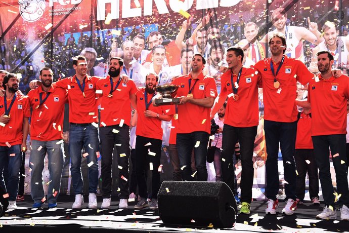 Los jugadores de la selección de baloncesto celebran el oro en Callao