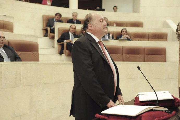 El diputado Ángel Sainz (PRC) toma posesión en el PArlamento 