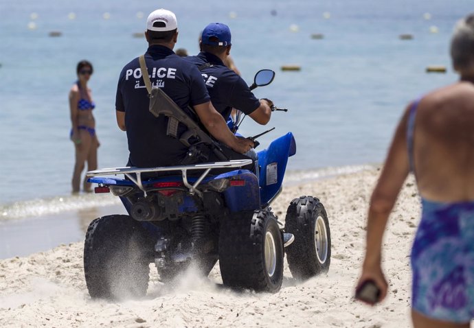 Policías en una playa de Túnez