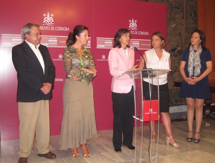 Rosa Aguilar con Isabel Ambrosio y representantes de la Junta y Ayuntamiento