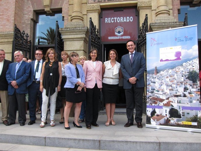 Rosa Aguilar (centro), junto a la alcaldesa de Córdoba