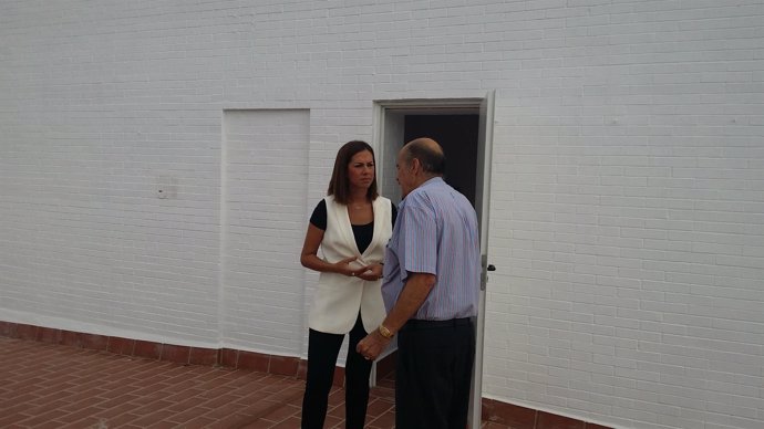La delegada de Fomento y Vivienda en Huelva en obras de rehabilitación