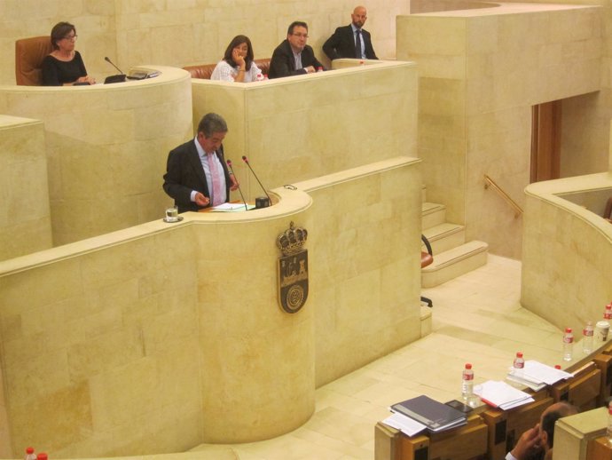 Miguel Ángel Revilla en el parlamento de Cantabria