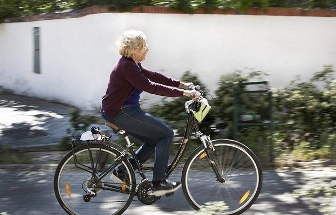 Manuela Carmena, en bicicleta