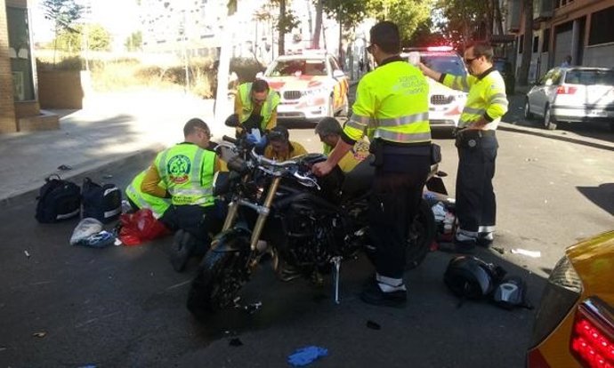 Sanitarios atienden a motoristas accidentados