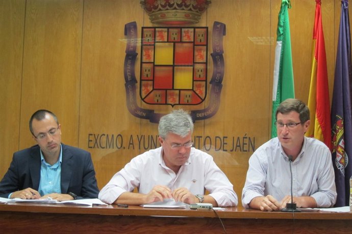 Contreras (d), junto a Fernández de Moya y Bonilla, en la rueda de prensa.