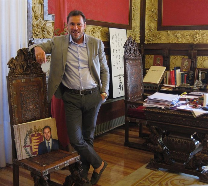 El alcalde de Valladolid, Óscar Puente, en su despacho