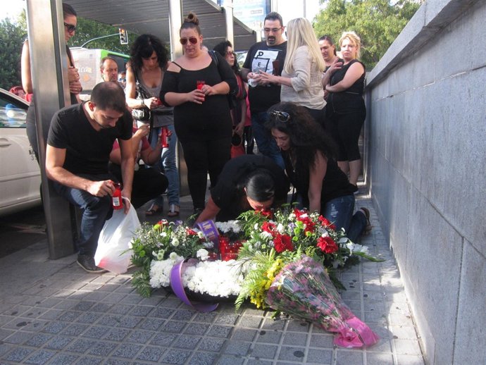 La familia acompañada por personas en el lugar del crimen