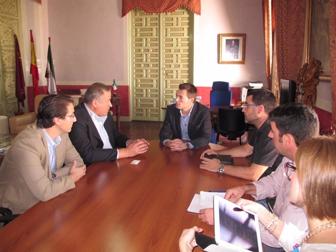 El consejero Bernabé mantiene una reunión de trabajo con el alcalde de Cehegín