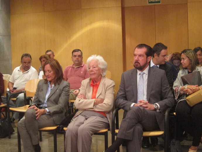 Henar Ortiz, Carmen Álvarez del Valle y Jesús Ortiz en el Juzgado de Oviedo
