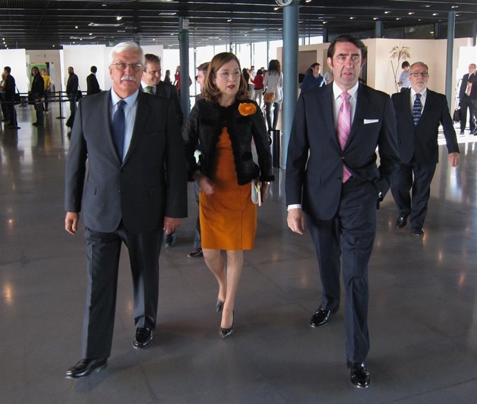 Juan Carlos Suárez-Quiñones, junto a Begoña Nieto y el presidente de Avebiom