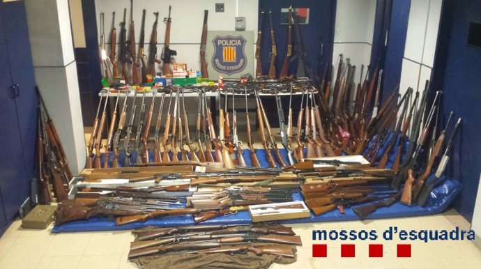 Imputan a una mujer por tener 174 armas de fuego ilegales en su casa