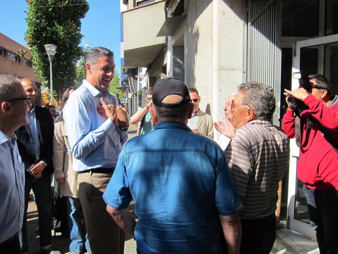 X.G.Albiol hablando con vecinos de Ca n'Anglada