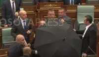 Varios diputados lanzan huevos contra el primer ministro de Kosovo en el Parlamento