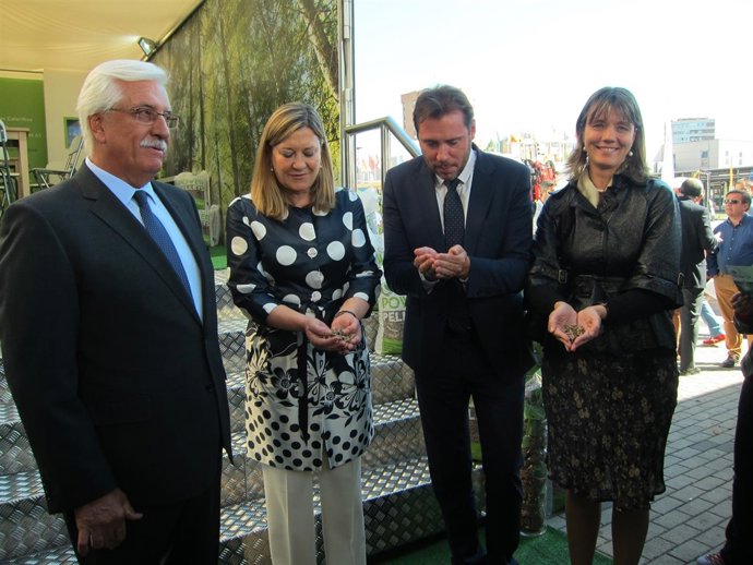 Díaz, Pilar del Olmo y Óscar Puente en la inauguración de Expobiomasa