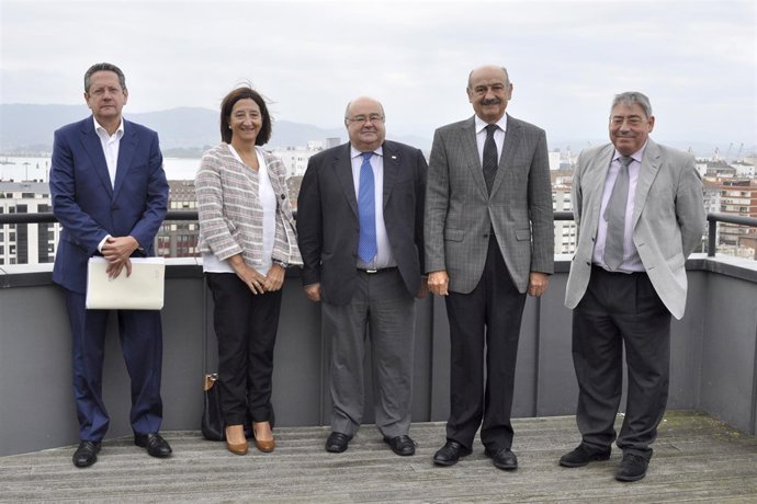 El consejero de Obras Públicas y Vivienda con el rector de la UC