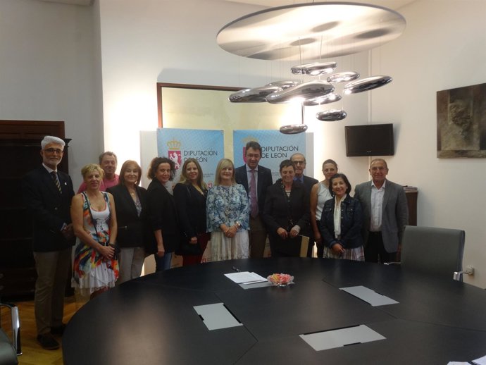 Martínez Majo junto a representantes de asociaciones sociales 