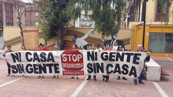 Concentración de la PAH Torrelavega en el Ayuntamiento