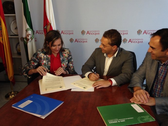Bernad y Huertas firman el convenio en presencia de De la Torre.