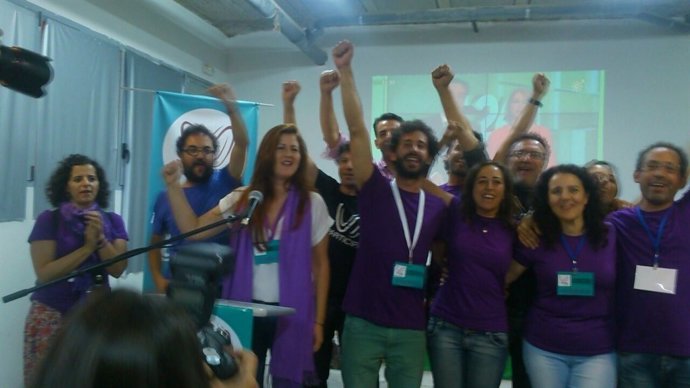 Julián Moreno alza el brazo junto a Susana Serrano.