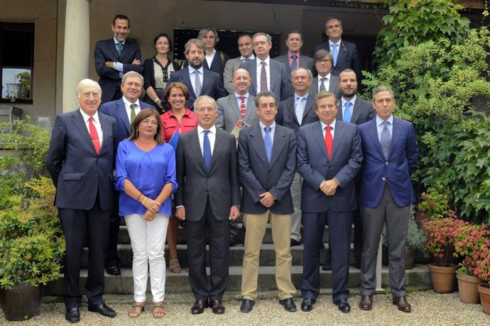 El consejero de Industria interviene en un coloquio de la APD